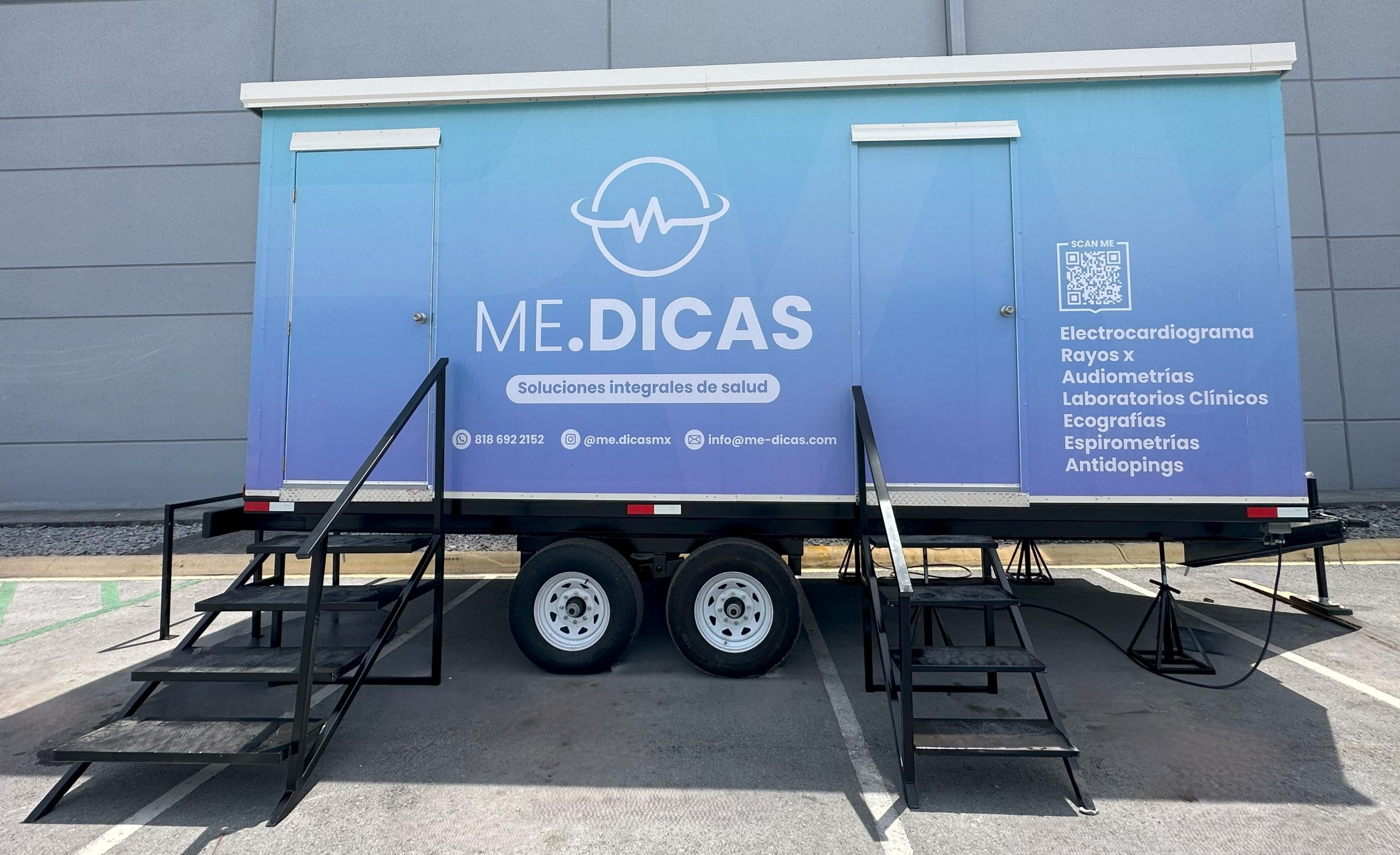 Unidad móvil de WorkWell instalada frente a las oficinas del cliente